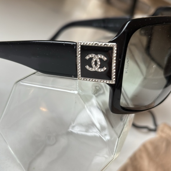 Chanel Black Oversized Sunglasses with Logo - Picture 5 of 9